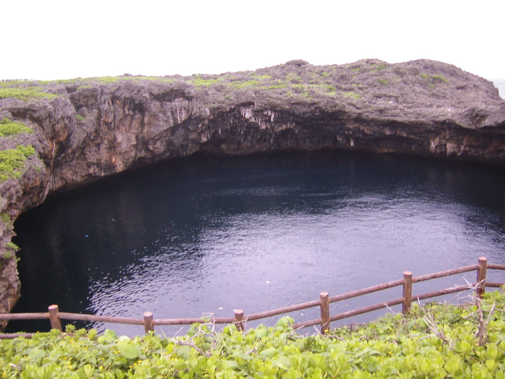 下地島の通り池（海側）