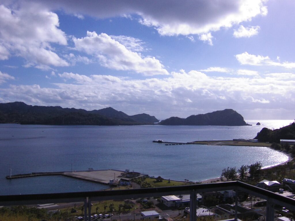 父島展望台より二見港を望む