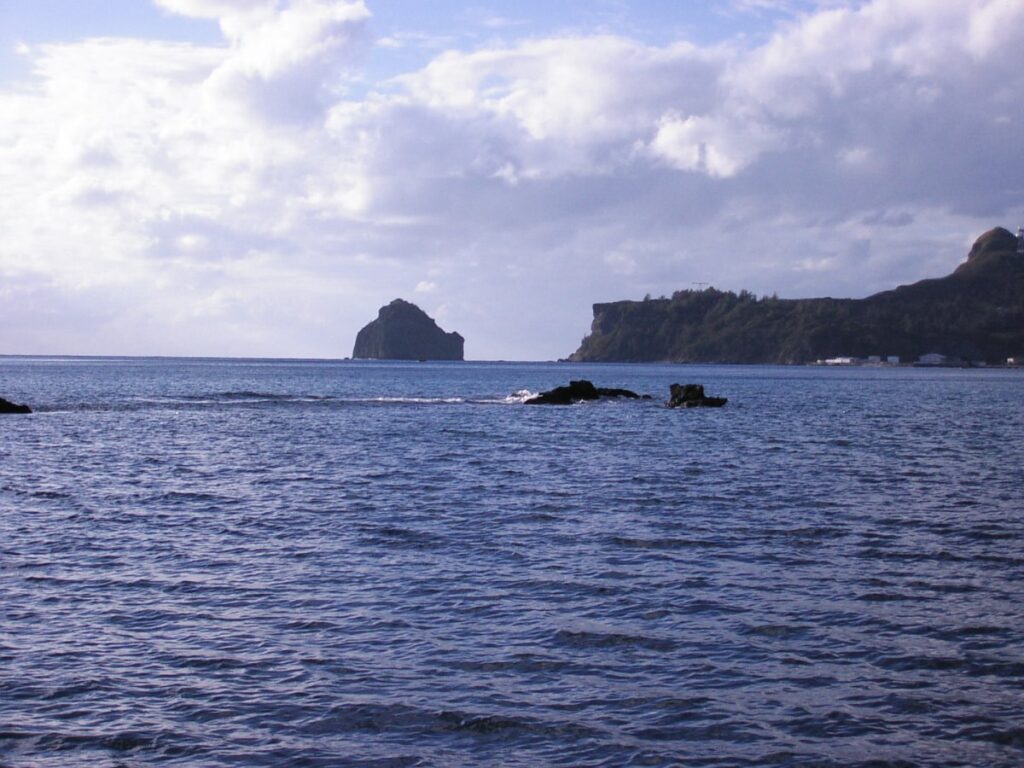 父島境浦海岸で波に洗われる廃船浜江丸