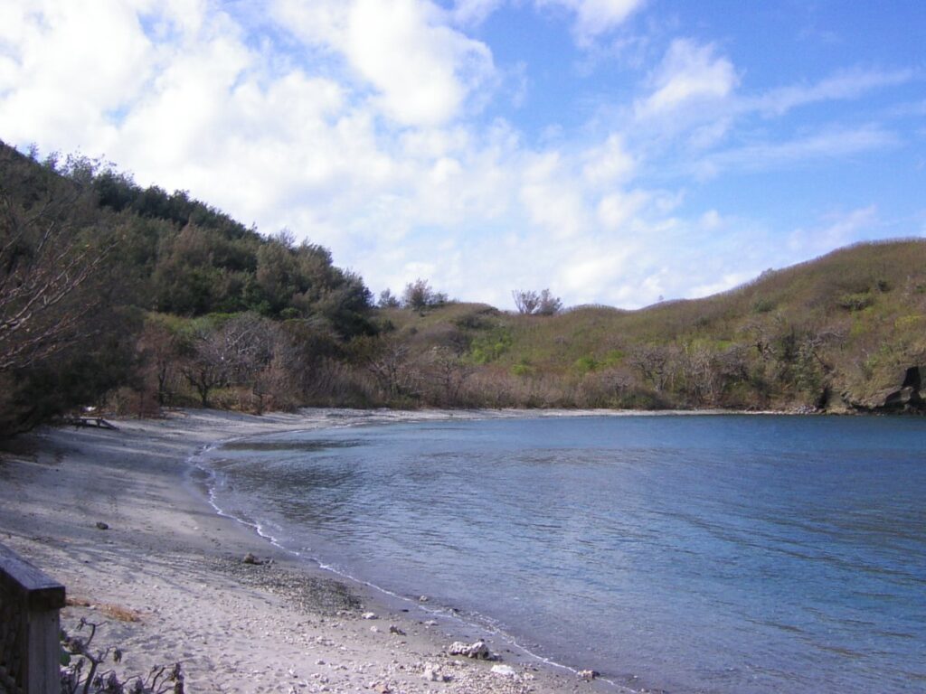 父島初寝浦の全景