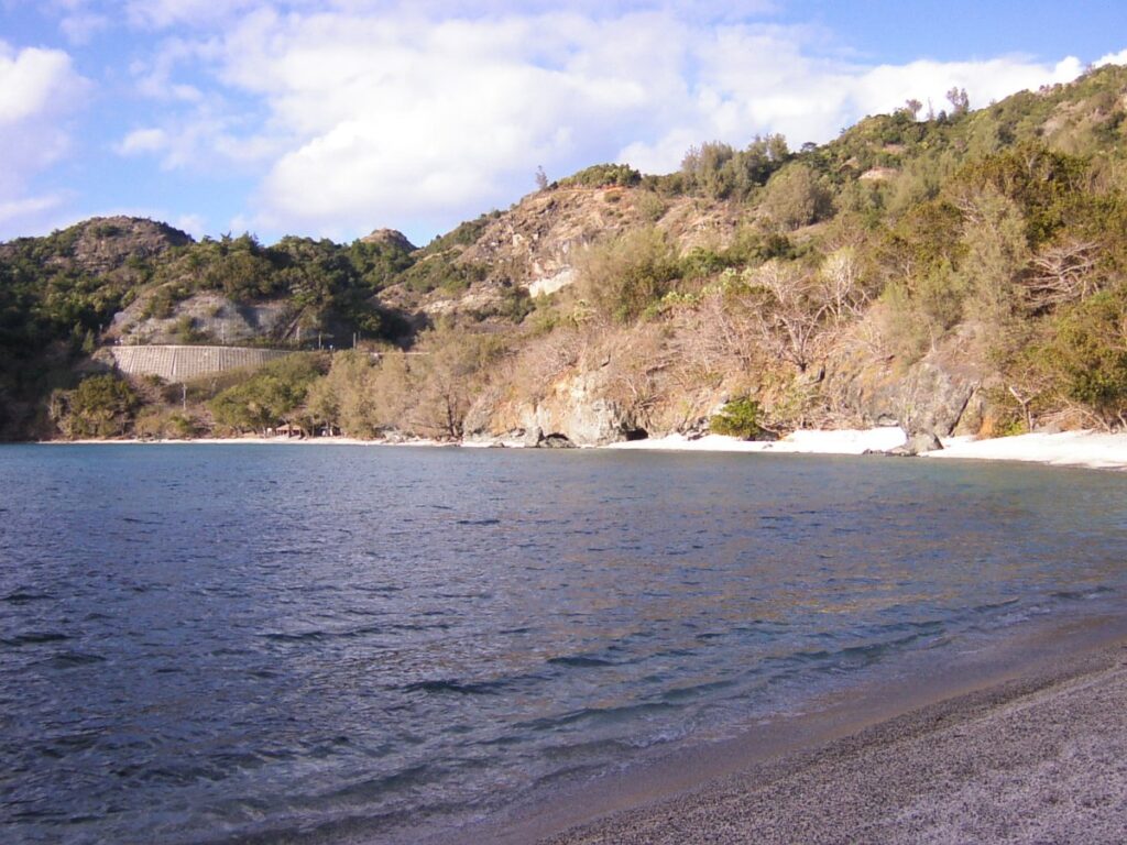 父島扇浦海岸より北東方向を望む