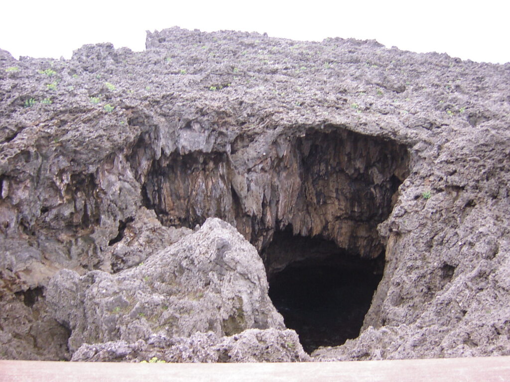 下地島の通り池脇の地獄谷