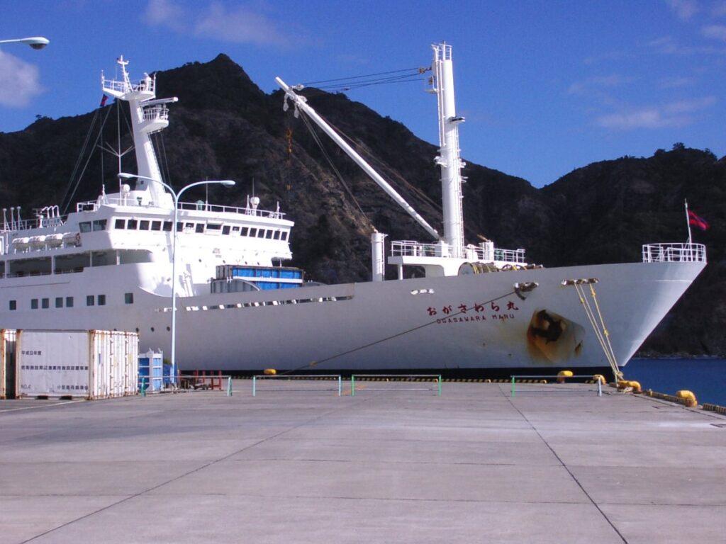 父島二見港に停泊するおがさわら丸