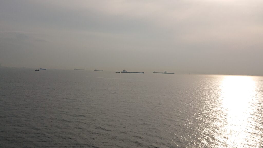 海ほたる 東京湾 貨物船 物流