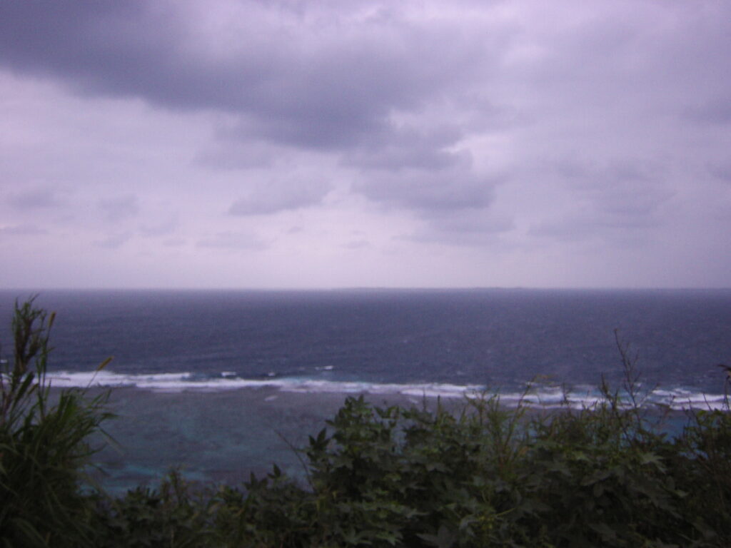 伊良部島一周道路から眺める浜