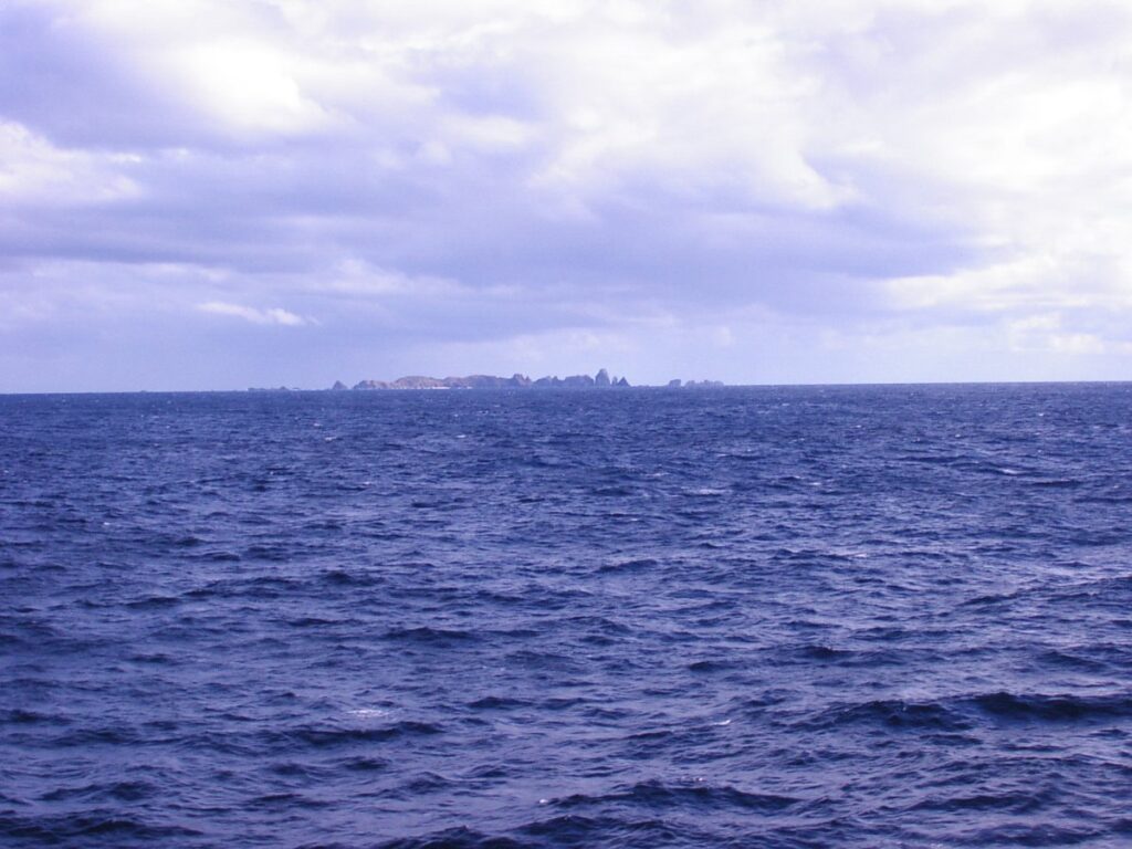 おがさわら丸からケータ諸島を望む01