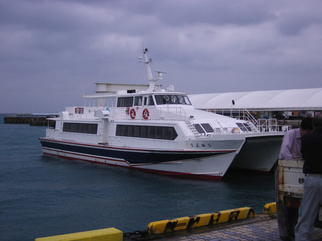宮古島平良港に停泊する旅客船うぶゆう