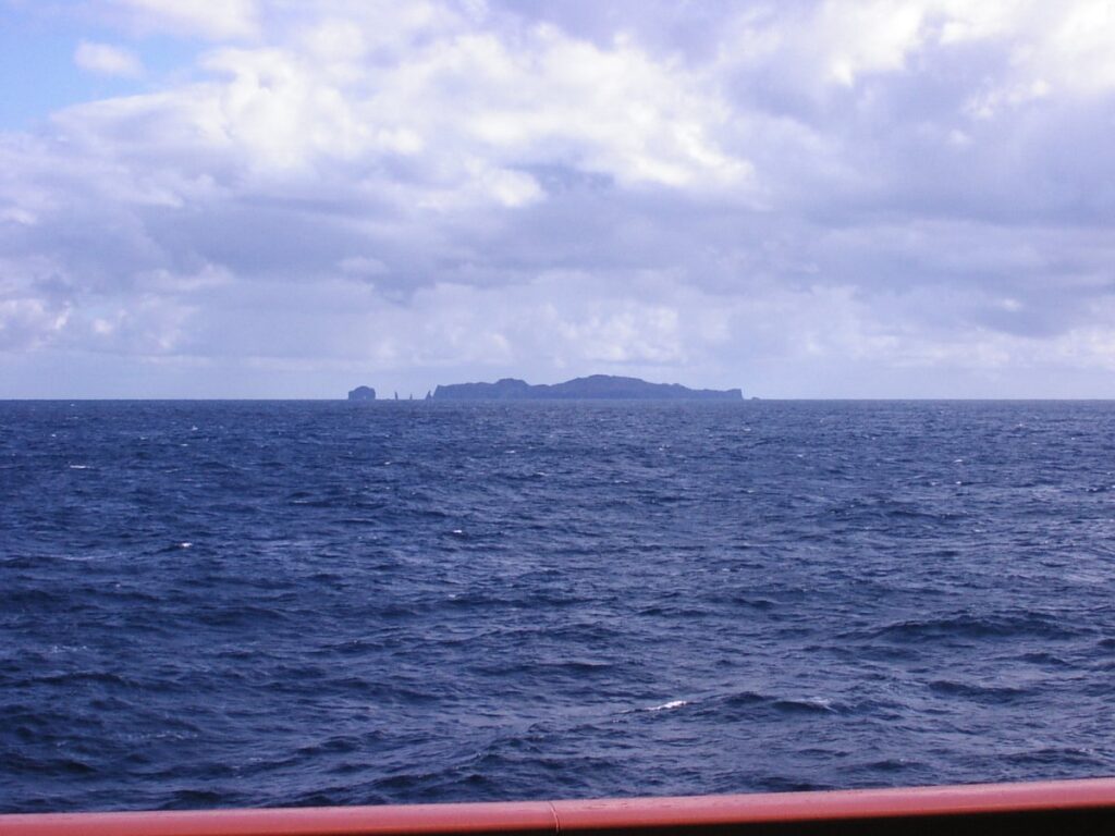 おがさわら丸からケータ諸島を望む02