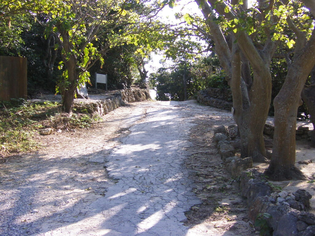 竹富島中心街のンブブルの丘