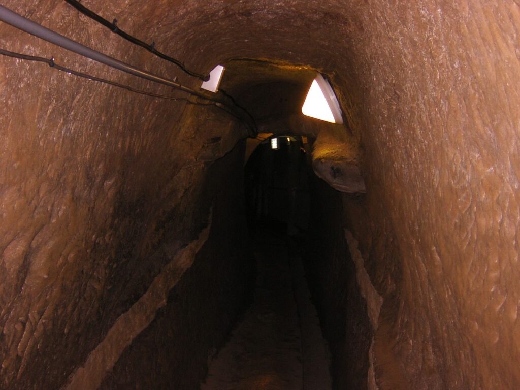 旧海軍司令部壕の廊下