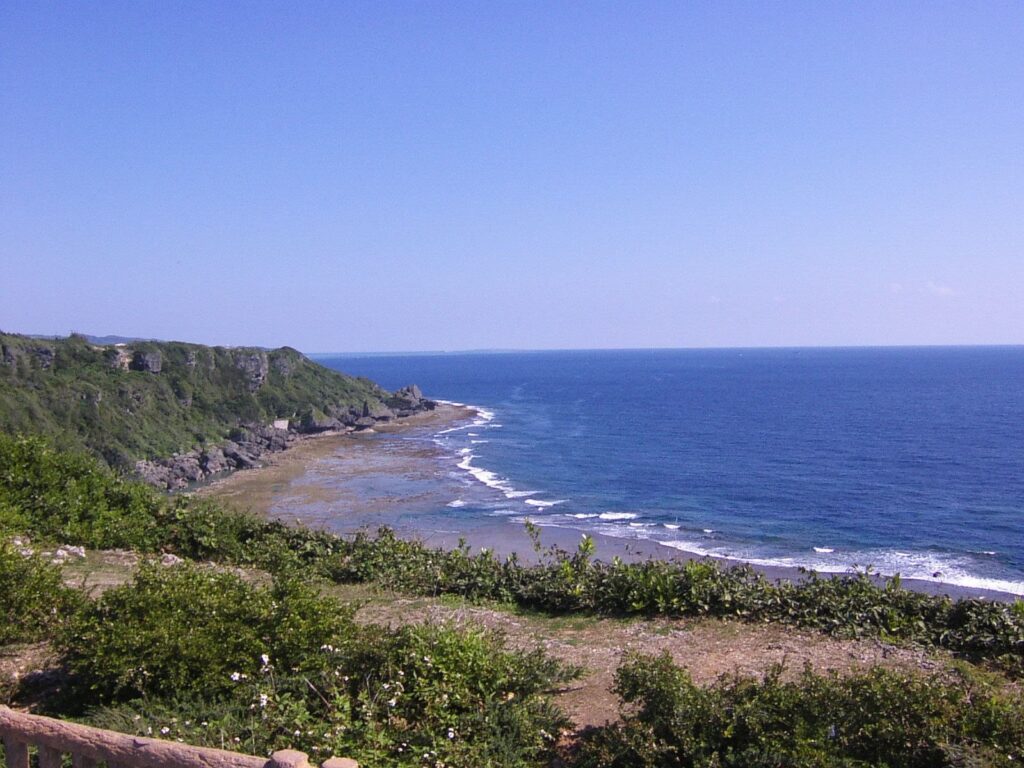 平和祈念公園から見る摩文仁の丘