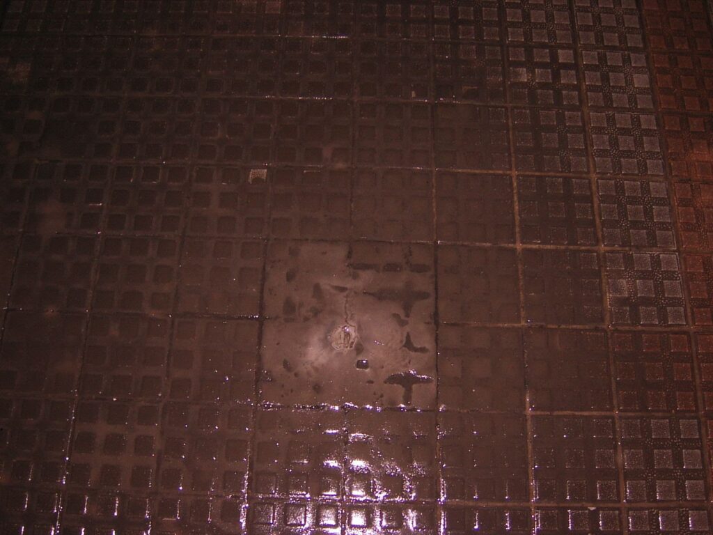 玉泉洞の通路にできた石筍