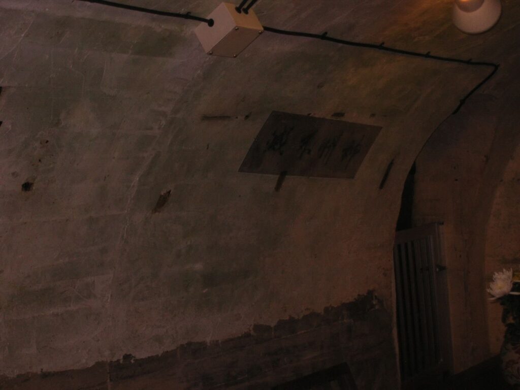 旧海軍司令部壕司令部室（「神州不滅」の文字）