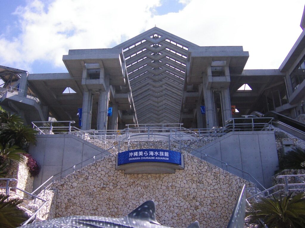 美ら海水族館の正面玄関