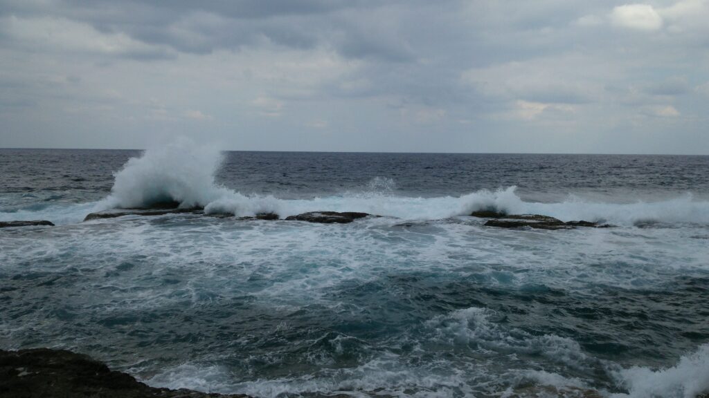 南大東島の荒れる塩屋プール