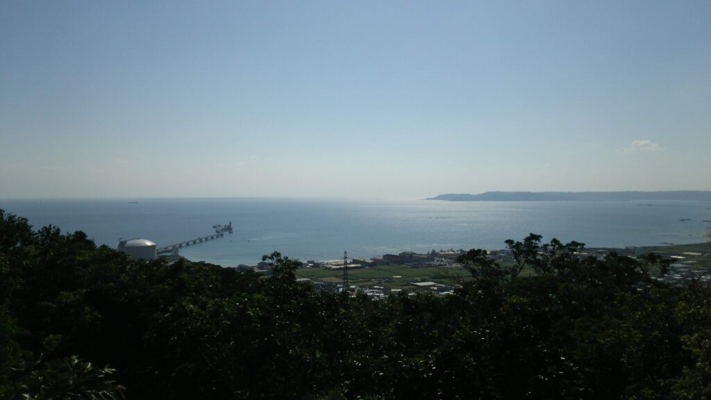 中城城の頂上から中城村と久高島を眺める