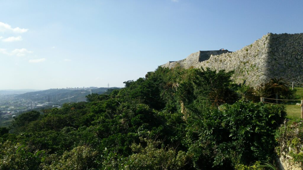 中城城の石積と街の遠景