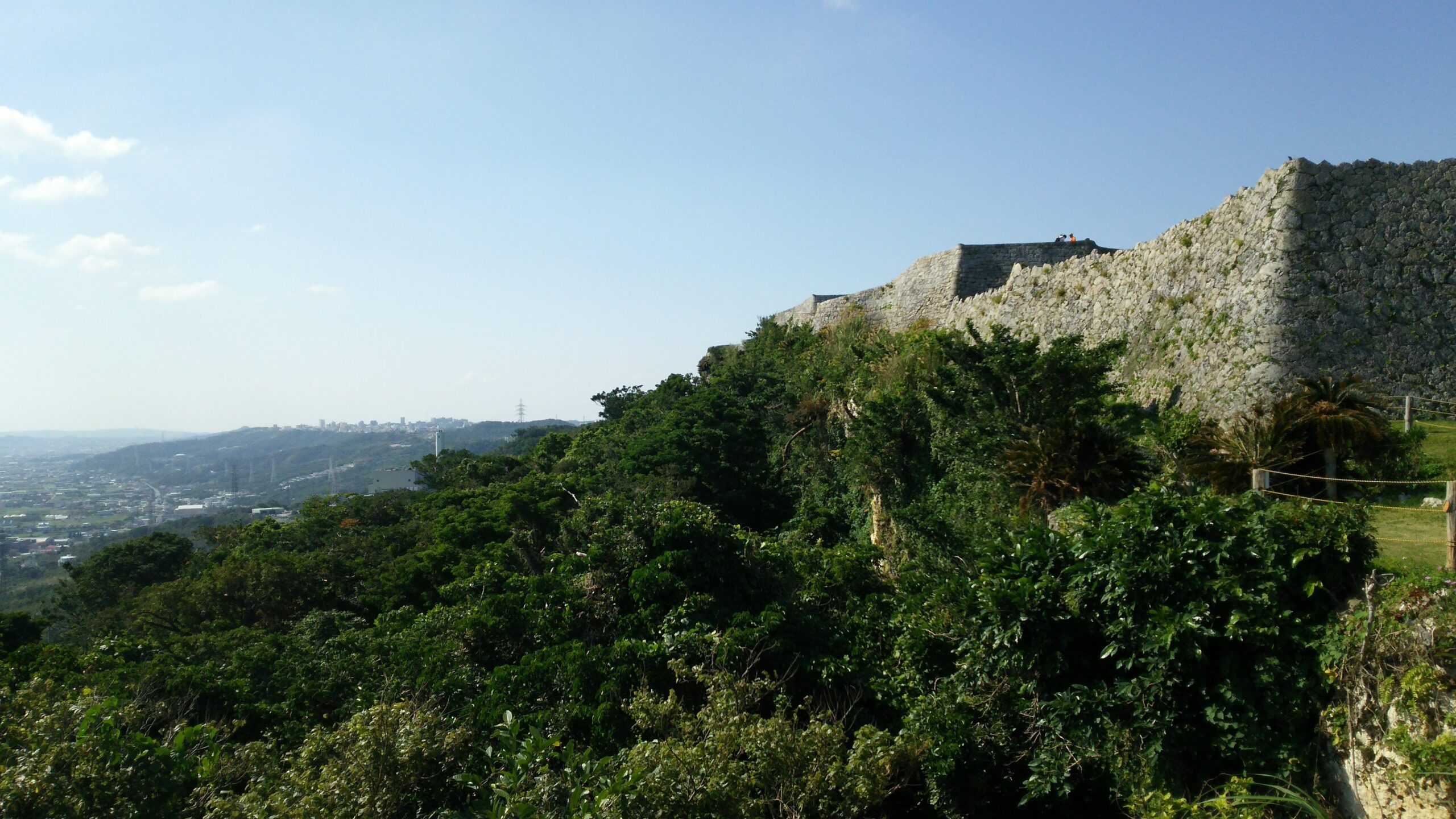 中城城の石積と街の遠景