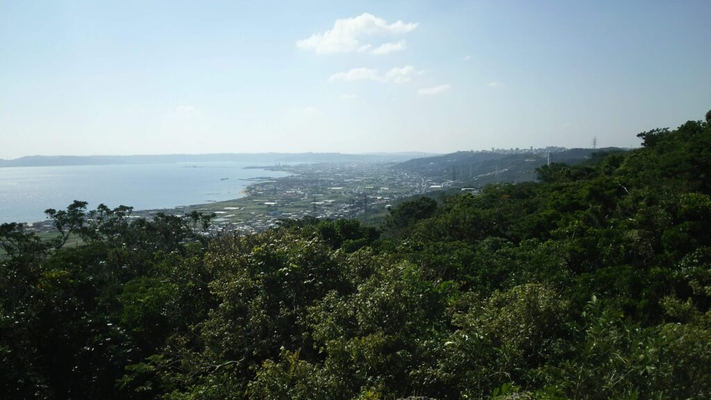 中城城の頂上から市街と久高島を眺める
