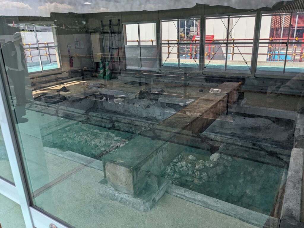 再建中の首里城正殿基壇の石積(2022年3月)