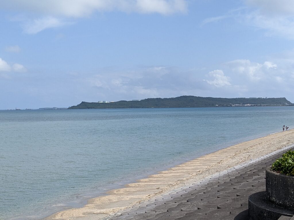 海中道路の護岸から平安座島を望む