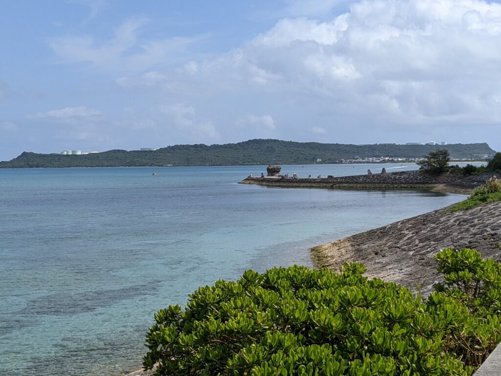 海中道路のくじらのしっぽと平安座島