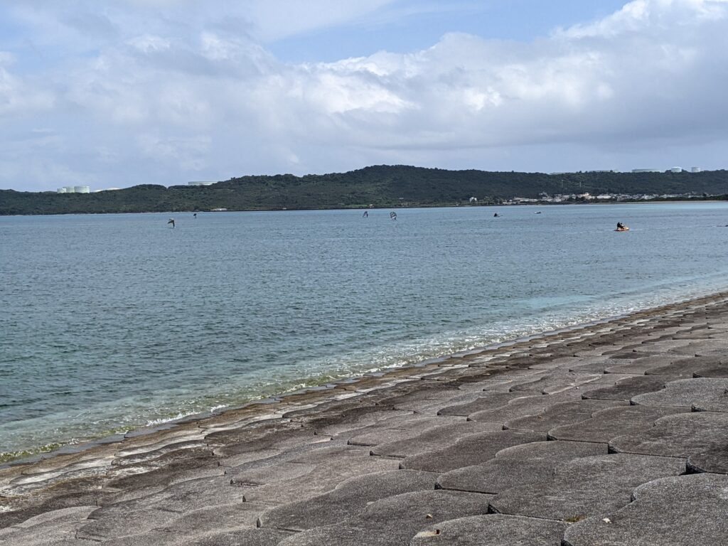 海中道路付近に浮かぶヨット