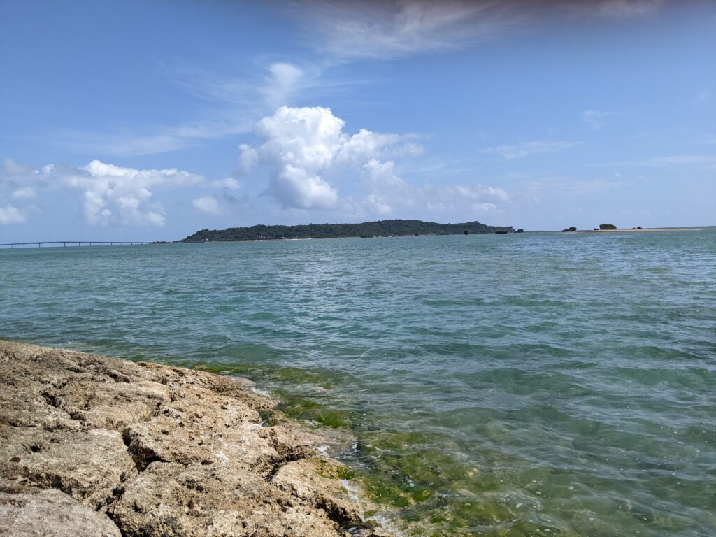 海中道路海の駅あやはし館から浜比嘉島を望む