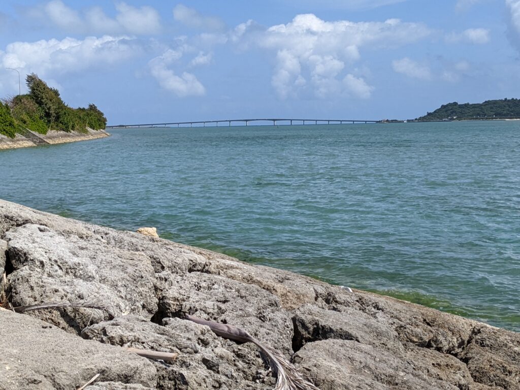 海中道路海の駅あやはし館から浜比嘉大橋を望む
