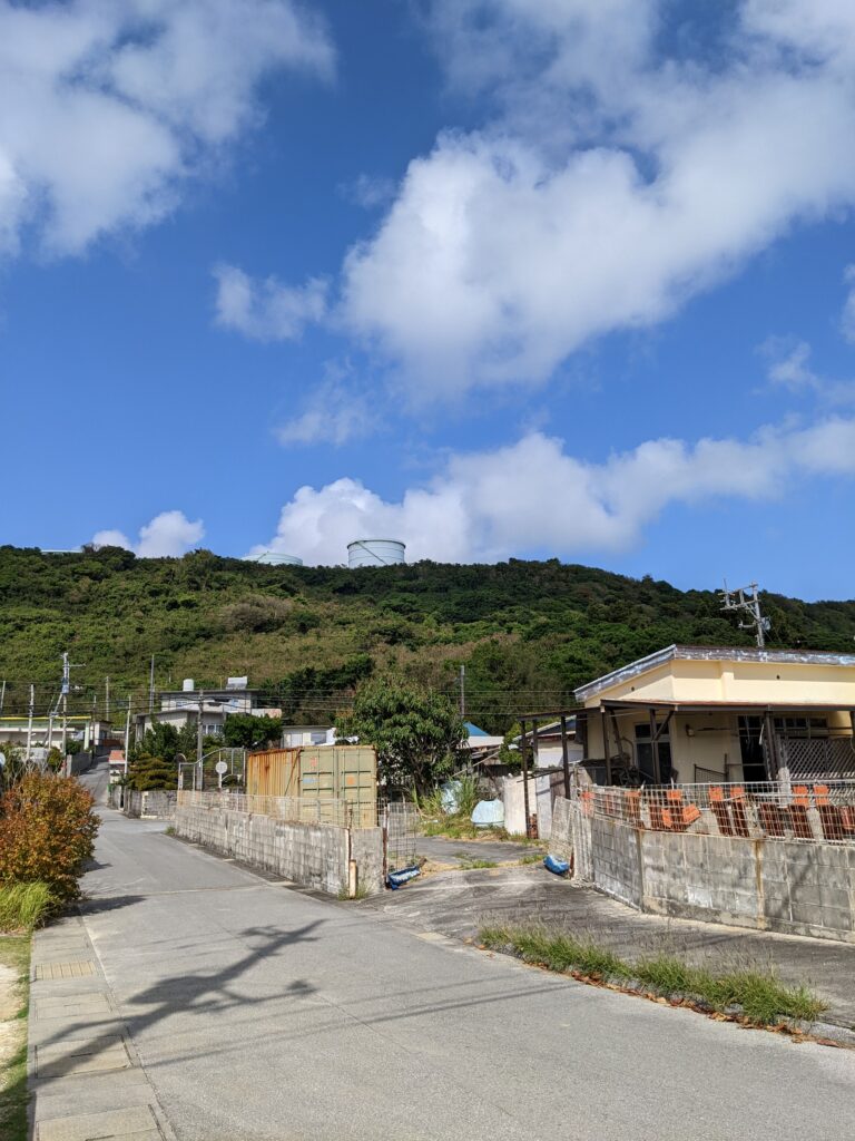 平安座島の町並み