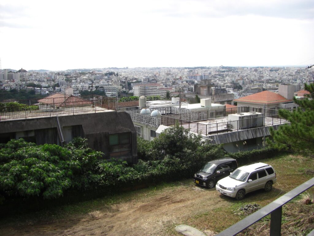 首里金城町の石畳道・喫茶店真珠から一望する那覇市街