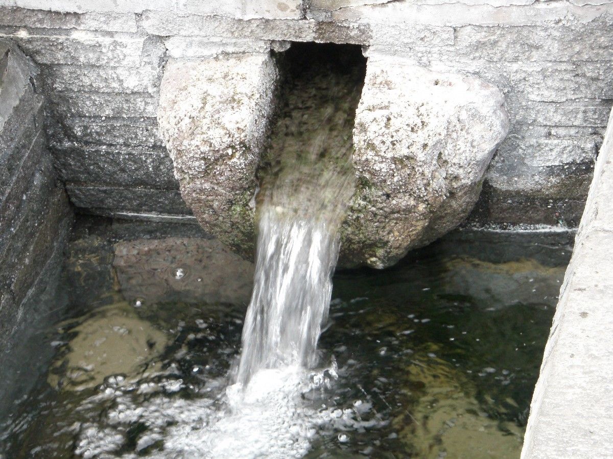 島原の湧水・勢いよく流れる浜の川湧水