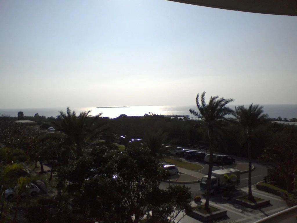 昼間から夕方にさしかかる頃。沈みかける太陽が眩しい。