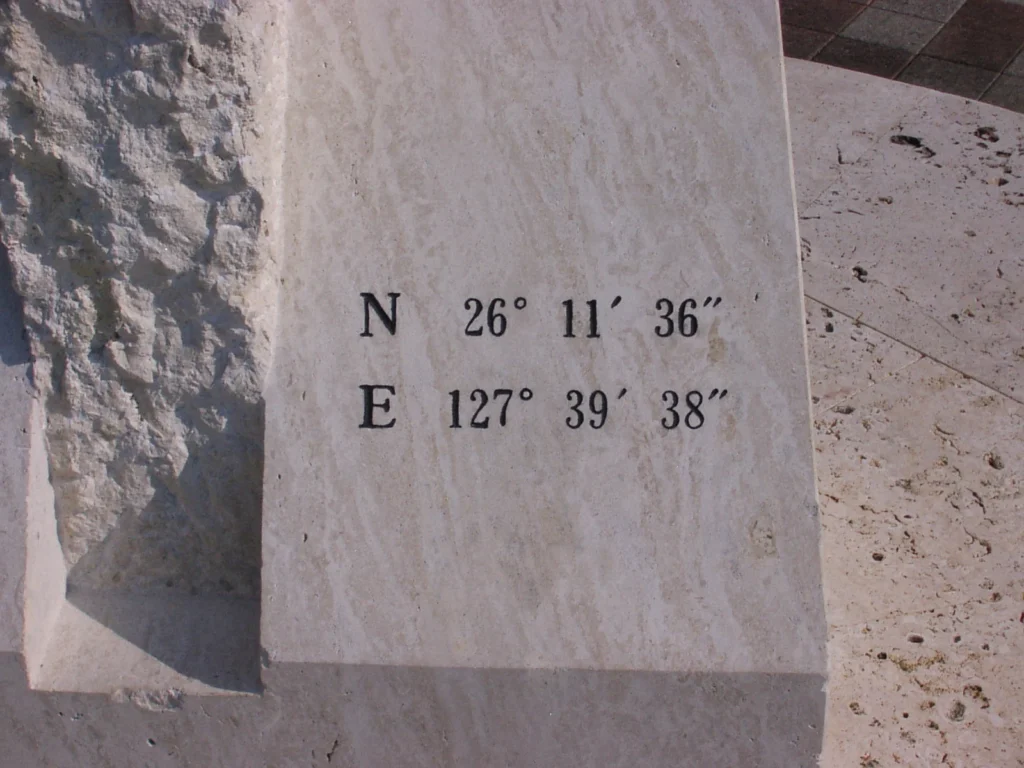 日本最南端の駅は、ゆいレールの赤嶺駅。赤嶺駅の出口に建つ碑を撮影。