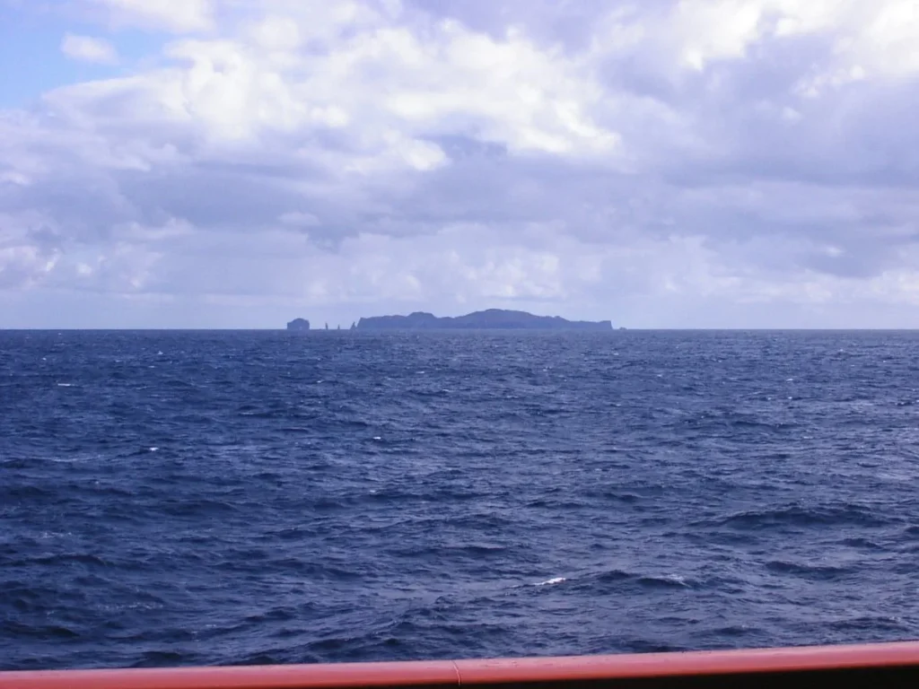 おがさわら丸の船上から望むケータ諸島の島影