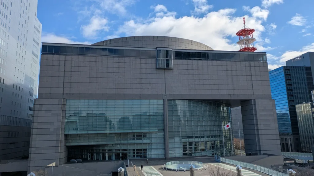 オアシス21に隣接する愛知芸術文化センターの重厚な外観