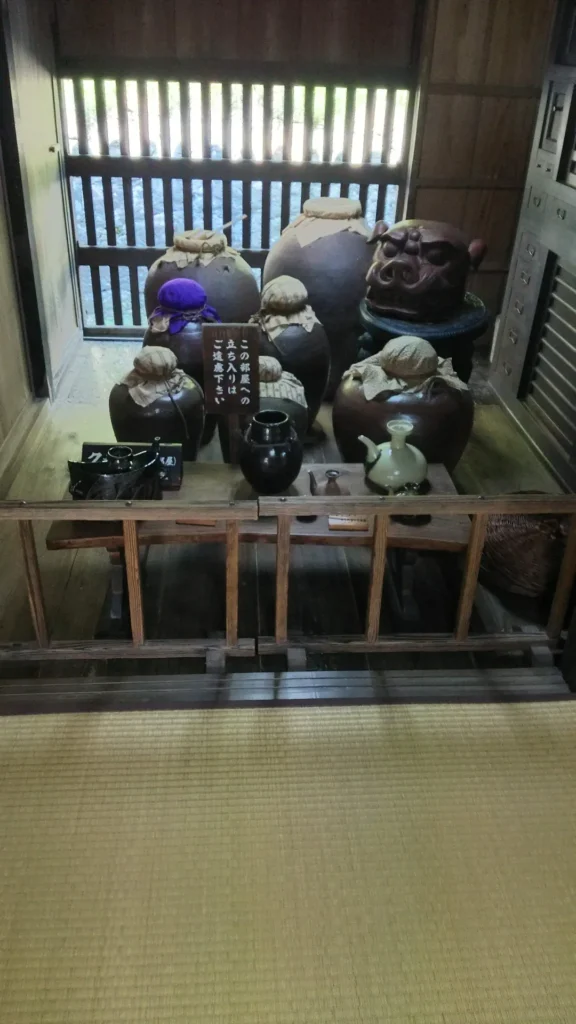 中村家住宅内部に展示された大きな酒甕や味噌甕