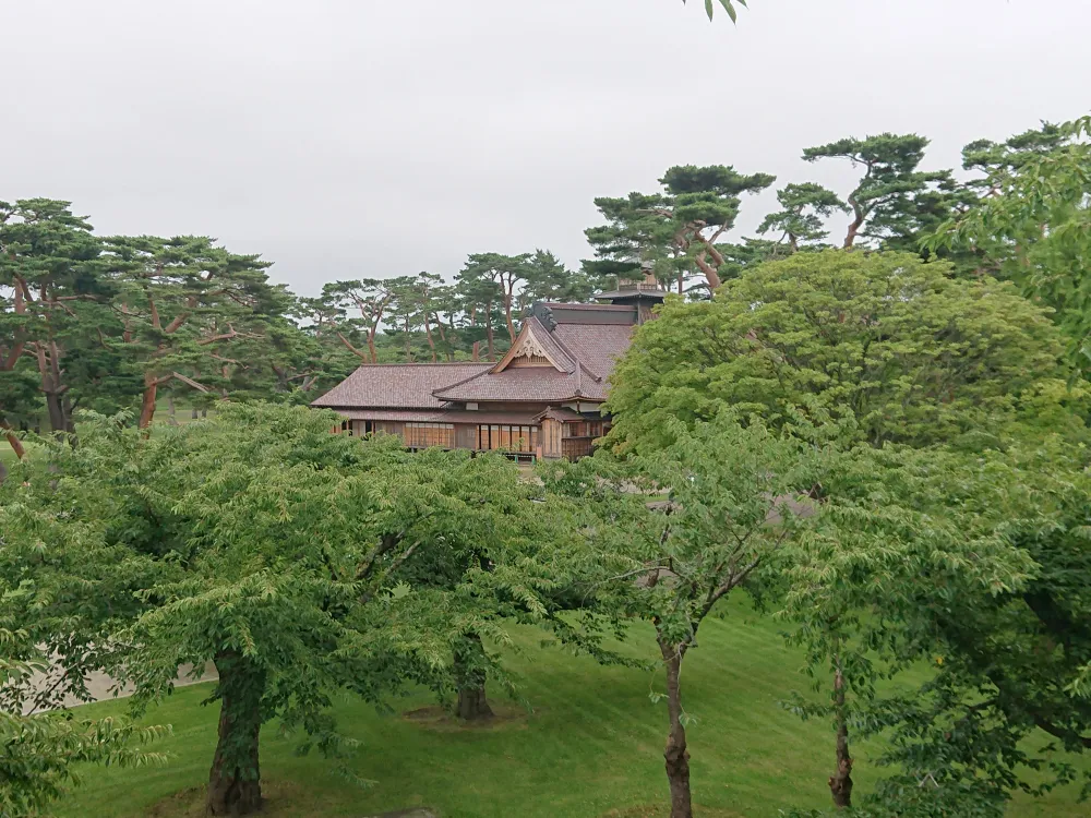 木々の合間から見える箱館奉行所の屋根