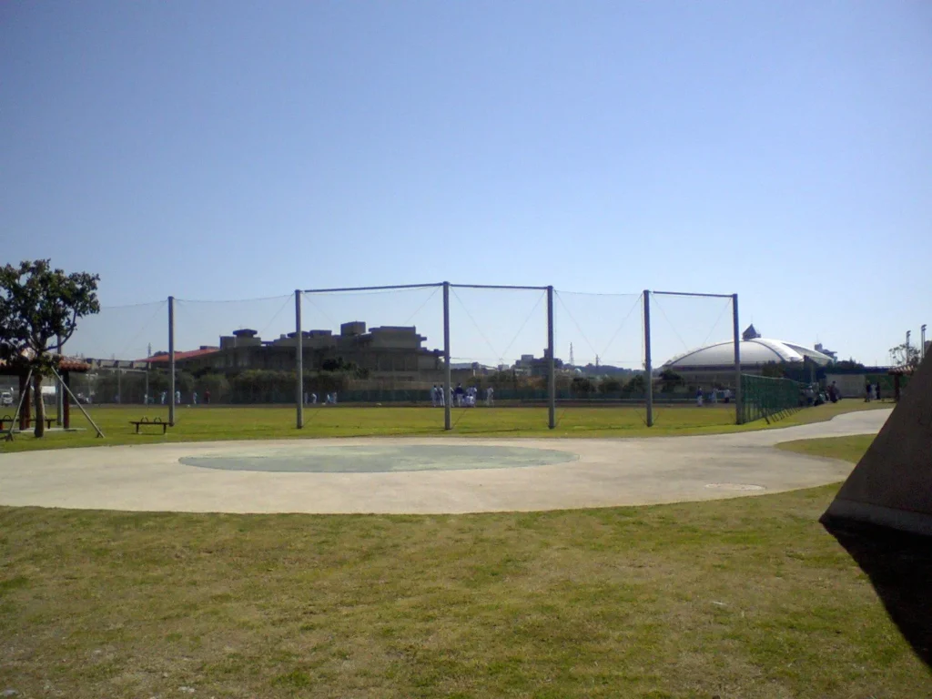 ちょうど球場でキャンプを張っていた。ちょっと遠目の写真。