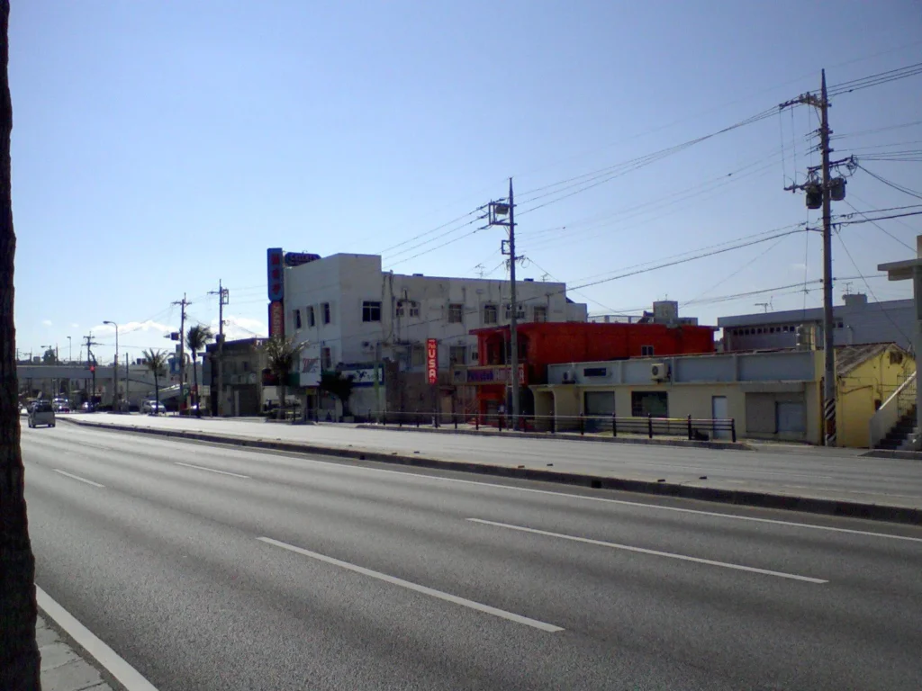 北谷町の国道58号沿線。何の店かはよくわからないが、USAの看板を出す店が2軒隣り合っている。