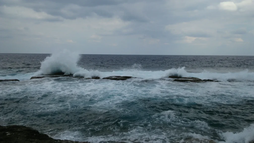 南大東島の荒れる塩屋プール