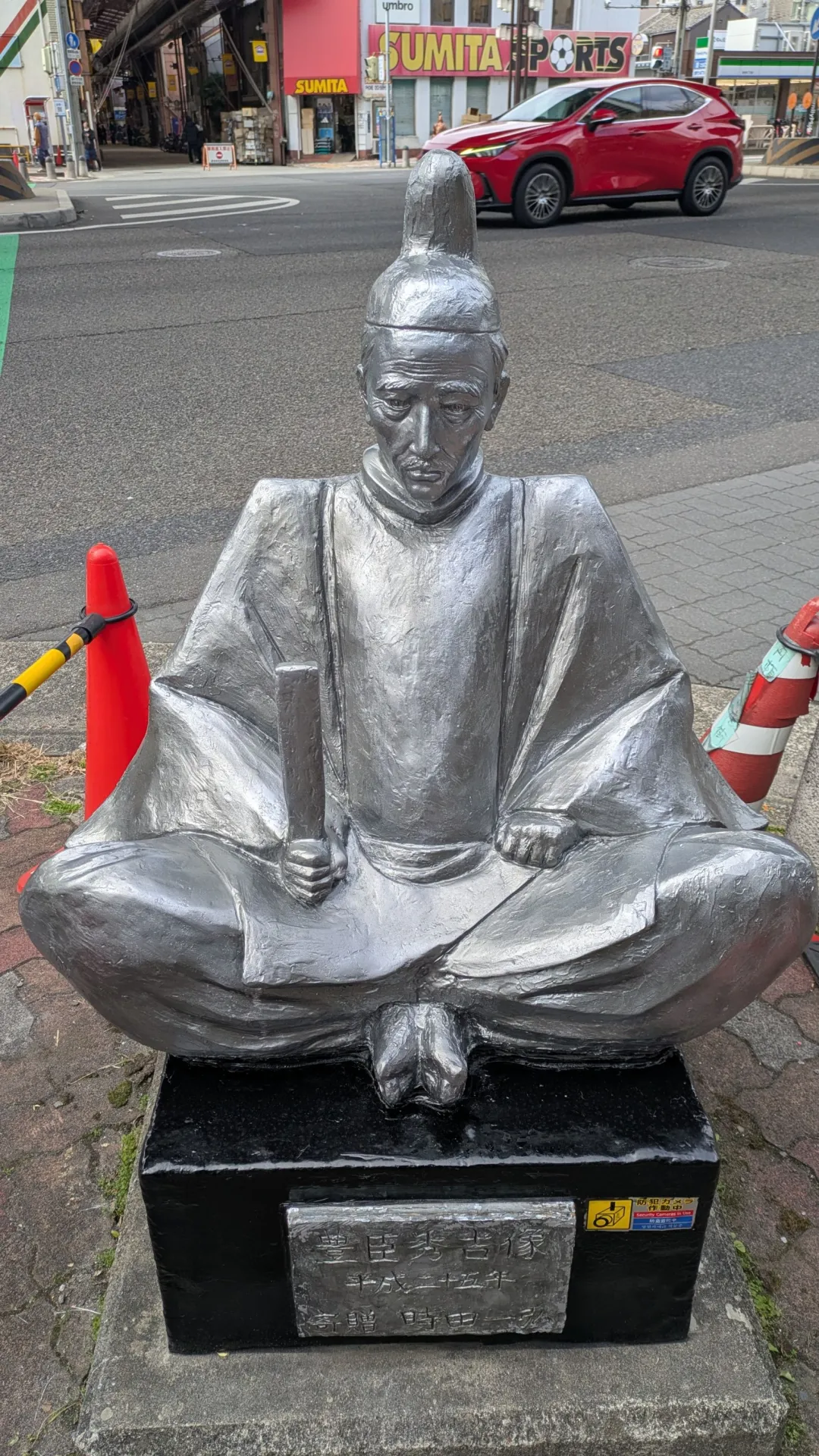 銀色の豊臣秀吉像 円頓寺交差点