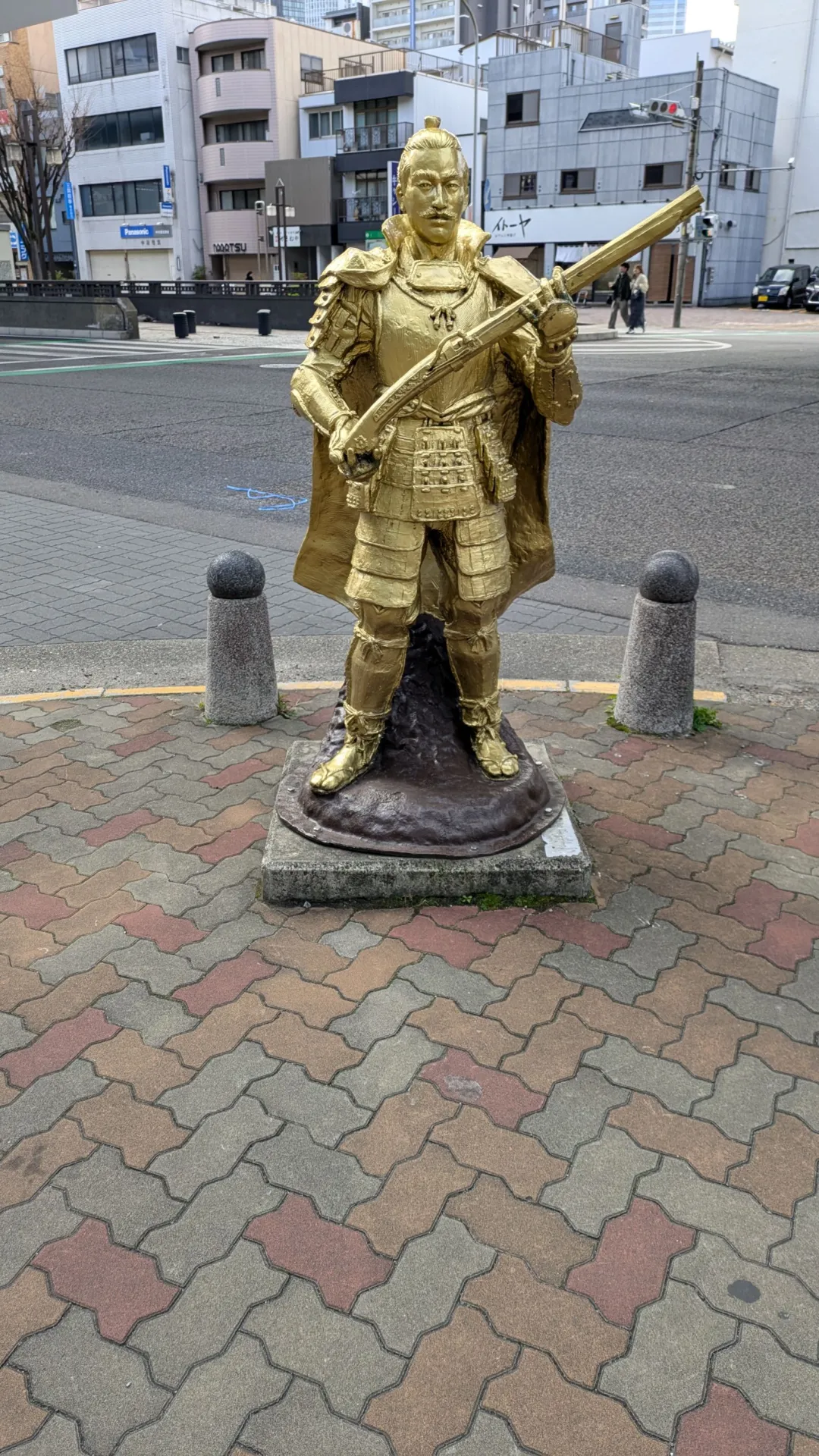 黄金の織田信長像 円頓寺交差点
