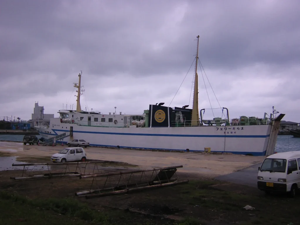 フェリーたらまは、宮古島と多良間島を結ぶ重要なライフライン。