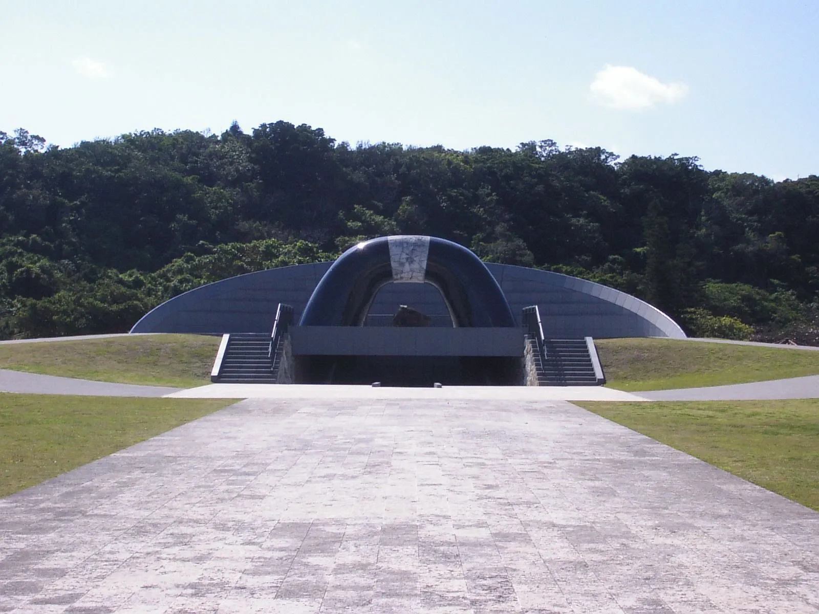 毎年6月23日には、この場所で「沖縄全戦没者追悼式」が行われる。このモニュメントには献花ができる。