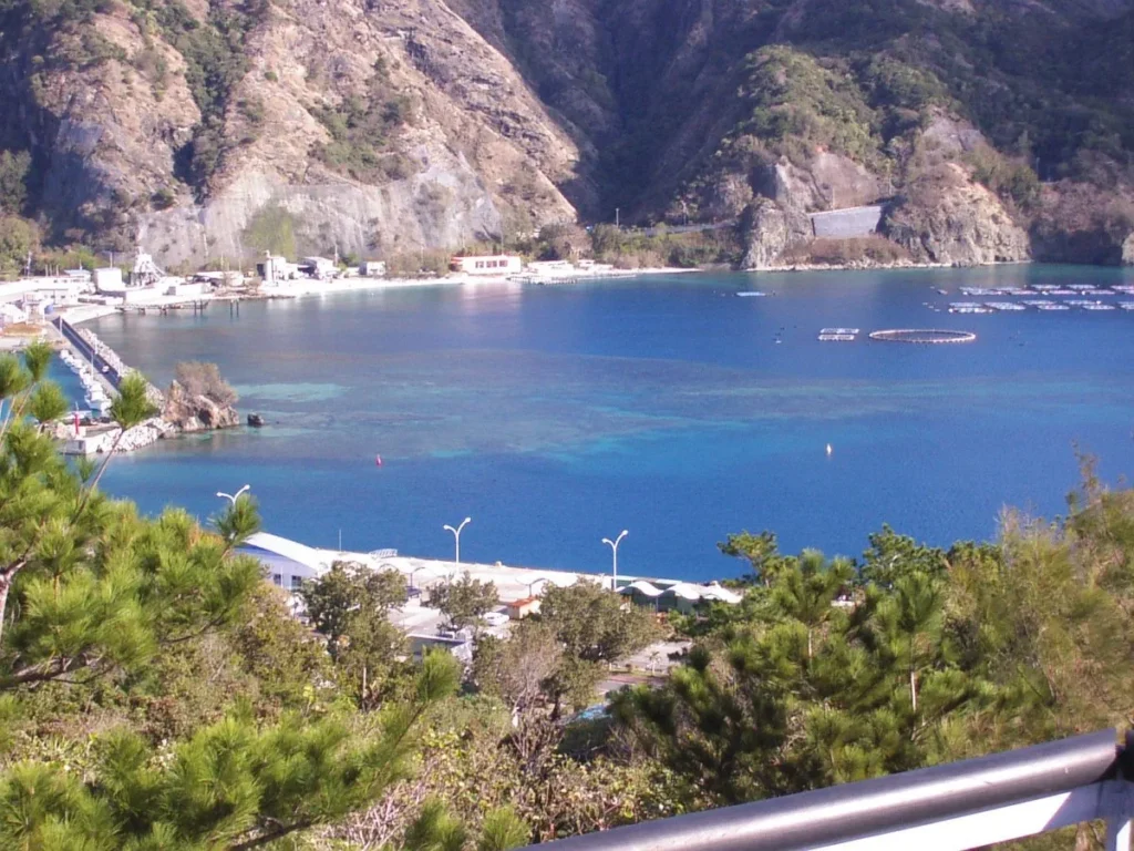 これが港の色！？と思わず疑ってしまうほどの「ボニンブルー」。二見港は、世界でも屈指の美しさ。