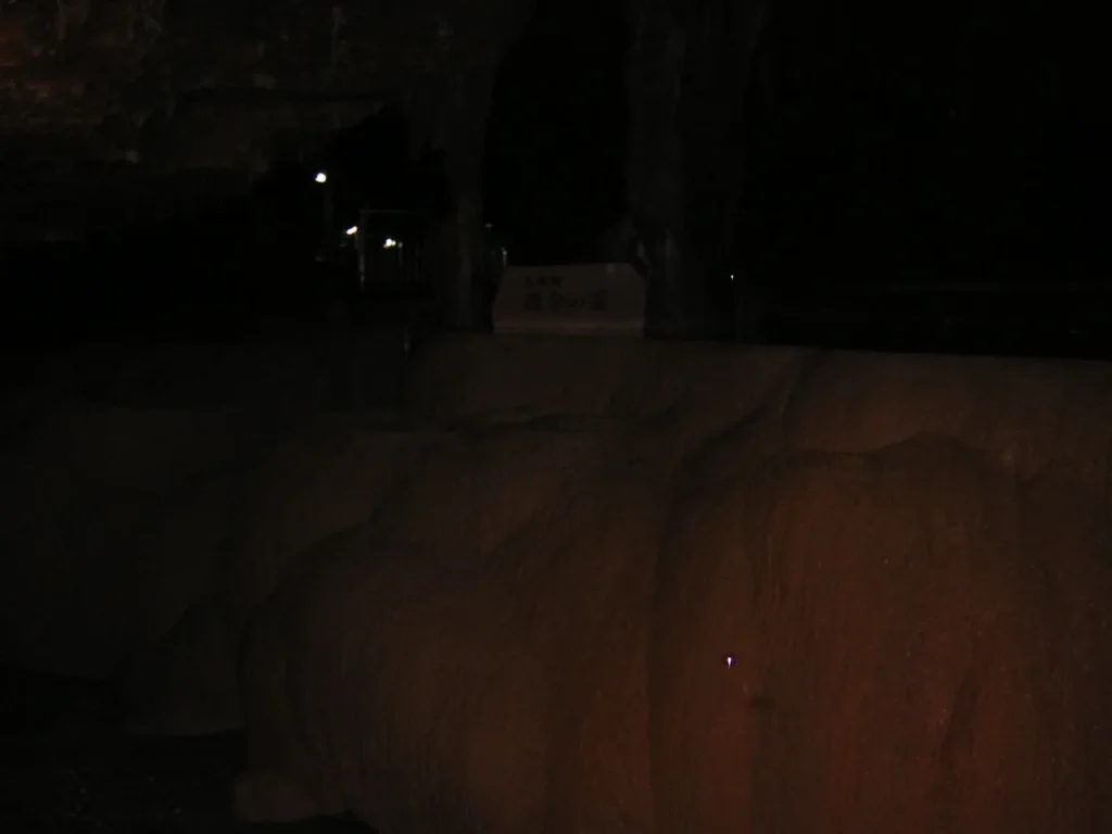 台の形に積みあがった鍾乳石。