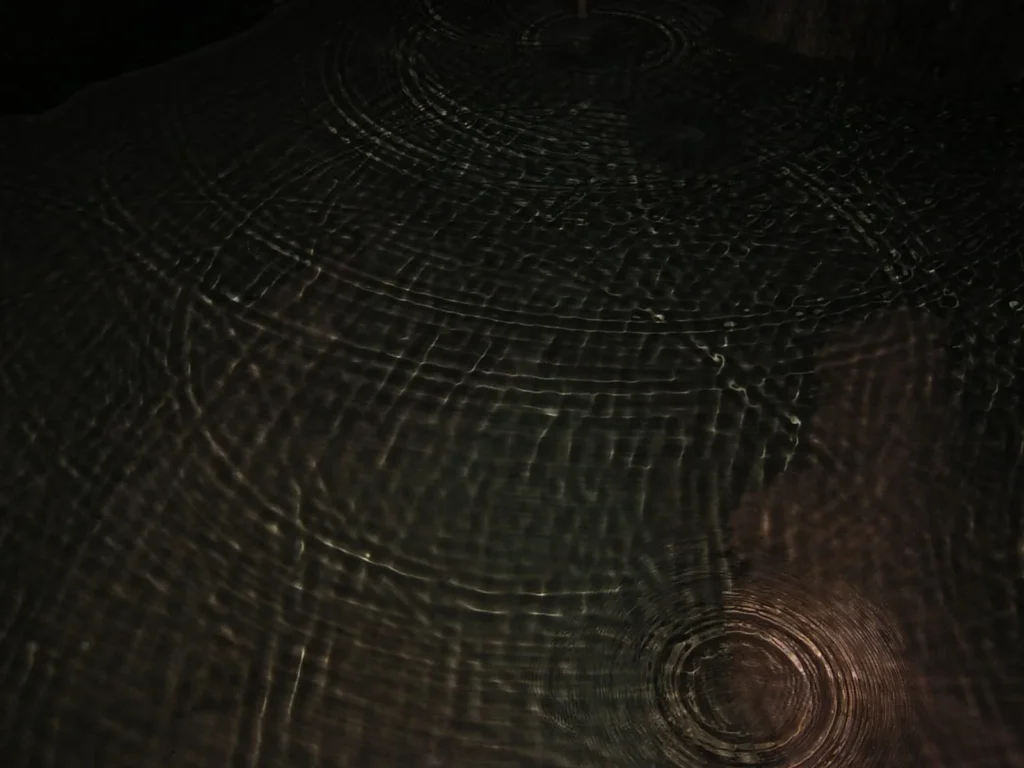 玉泉洞の中に数ある池のひとつ。天井から水が滴り落ちている。