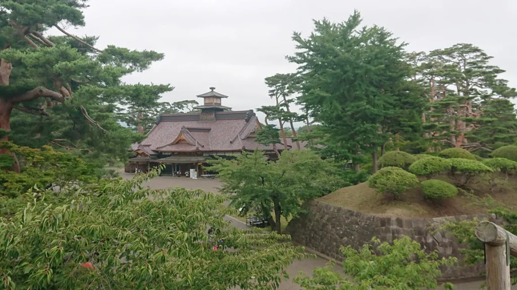 松林の向こうに佇む箱館奉行所