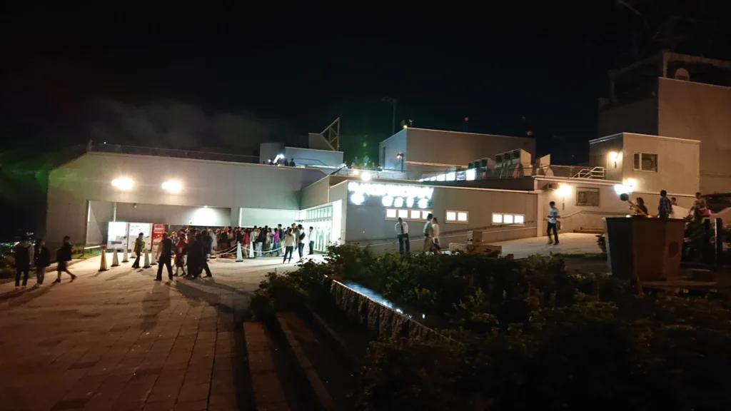 多くの人で賑わうロープウェイ山頂駅